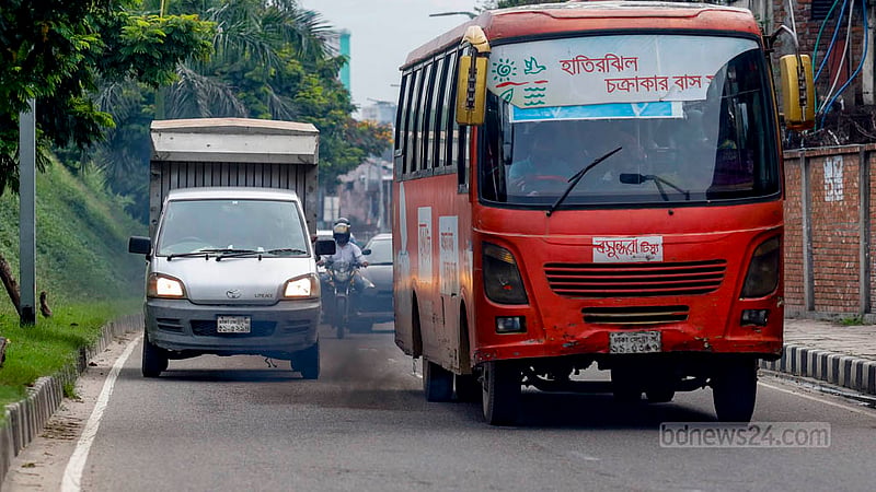 ঢাকার হাতিরঝিলে চলাচলকারী বাস থেকে বের হচ্ছে কালো ধোঁয়া।&amp;nbsp;ছবি: মাহমুদ জামান অভি