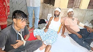 জামালপুরে দুই পক্ষের মধ্যে হামলা-পাল্টা হামলা, গাড়ি ভাঙচুর