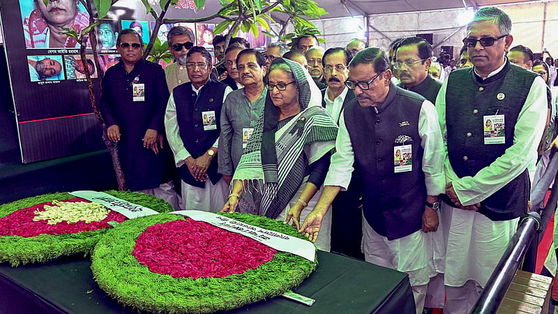 একুশে অগাস্ট গ্রেনেড হামলার ১৯ বছর পূর্তিতে সোমবার বঙ্গবন্ধু এভিনিউয়ে ওই হামলায় নিহতদের স্মরণে নির্মিত শহীদ বেদীতে দলীয় নেতাদের নিয়ে শ্রদ্ধা জানান প্রধানমন্ত্রী শেখ হাসিনা। ছবি: পিএমও