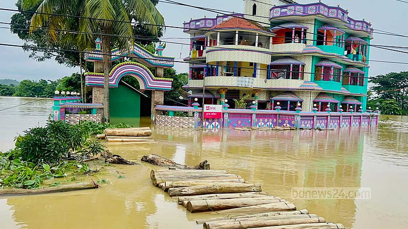 তিন দিন ধরে বানে ভাসছে খাগড়াছড়ির দীঘিনালা উপজেলার মেরুং ইউনিয়ন, সেখানে পানিবন্দি প্রায় নয়শ পরিবার। ছবি: সমির মল্লিক