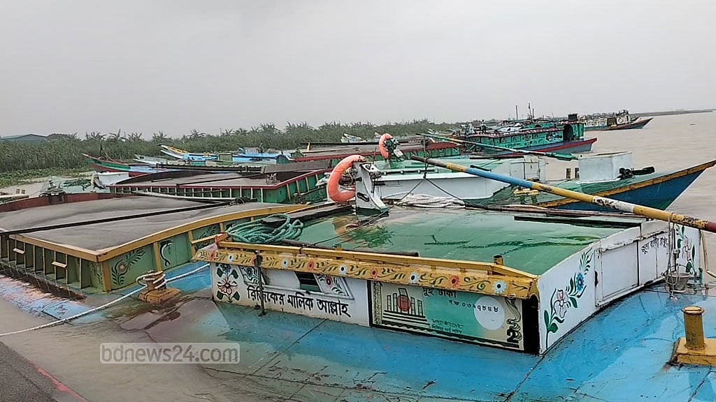 চাঁদপুরে ২৮ বাল্কহেড-ড্রেজারসহ আটক ৬২