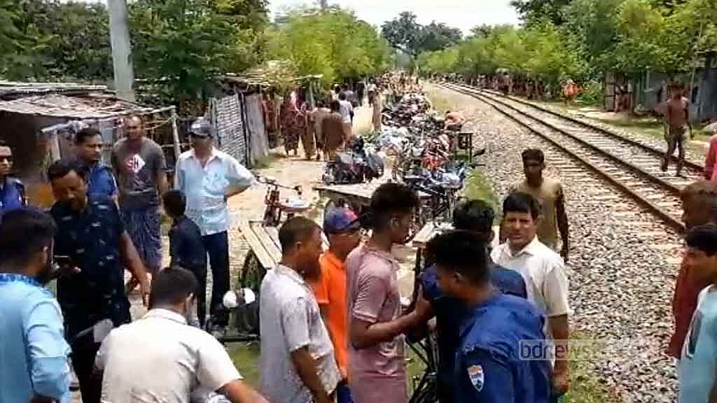 দিনাজপুরে রেল সেতু পার হওয়ার সময় কাটা পড়ে দাদি-নাতনির মৃত্যু