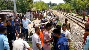 দিনাজপুরে রেল সেতু পার হওয়ার সময় কাটা পড়ে দাদি-নাতনির মৃত্যু