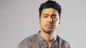 ব্যোমকেশরূপী দেবকে দেখতে দর্শকদের ভিড়