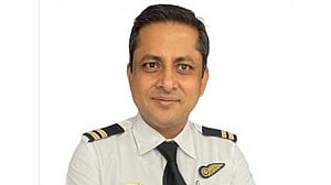 ১৫ অগাস্টে ‘নির্বাচনী’ নৈশভোজ, বিমানের কেবিন ক্রু ইউনিয়নের নেতাকে শোকজ
