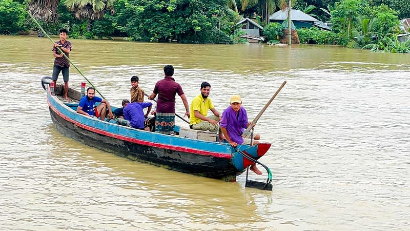 ঢলের পানিতে ডুবে গেছে খাগড়াছড়ি-লংগদু সড়ক। বুধবার দীঘিনালা এলাকায় নৌকায় চড়ে গন্তব্যের পথে বন্যা কবলিত মানুষ। &amp;nbsp;ছবি: সমির মল্লিক