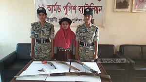 উখিয়ায় রোহিঙ্গা ক্যাম্প থেকে চারটি বন্দুক উদ্ধার, নারী আটক