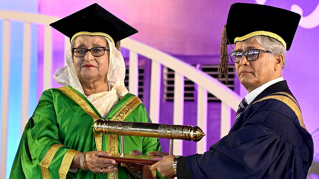 বঙ্গবন্ধুর ‘ডক্টর অব লজ’ ডিগ্রি নিলেন মেয়ে শেখ হাসিনা