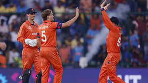খরুচে বোলিংয়ে ডে লেডের অনাকাঙ্ক্ষিত রেকর্ড