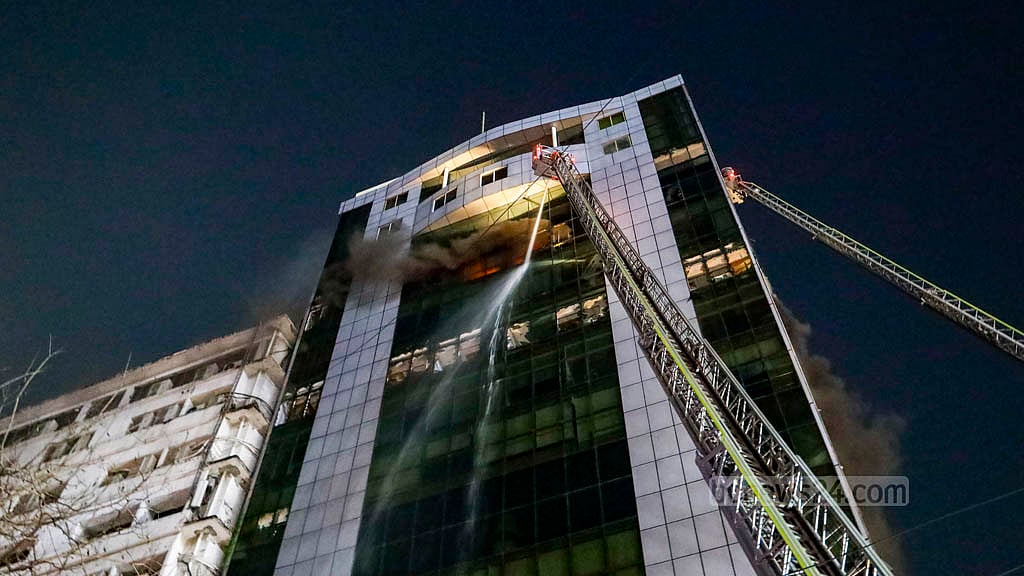 সাড়ে ৪ ঘণ্টায়ও নিয়ন্ত্রণে আসেনি খাজা টাওয়ারের আগুন