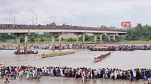 জামালপুরে ঐতিহ্যবাহী নৌকাবাইচ দেখতে মানুষের ঢল