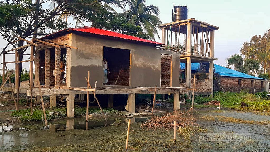 সেন্ট মার্টিনকে ‘হুমকিতে’ ফেলে মাথা তুলছে নতুন ভবন