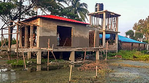 সেন্ট মার্টিনকে ‘হুমকিতে’ ফেলে মাথা তুলছে নতুন ভবন
