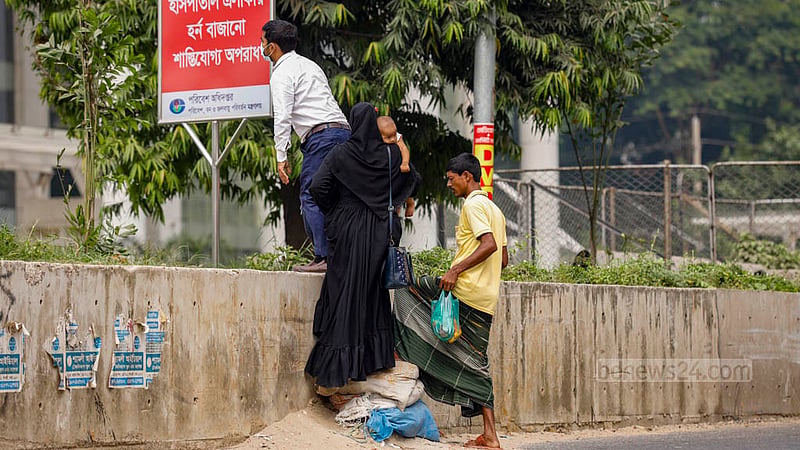 জাতীয় অর্থোপেডিক হাসপাতালের সামনে সড়ক বিভাজকে ক্রসিং না থাকায় অনেকটা পথ মাড়িয়ে যেতে হচ্ছে রোগী ও স্বজনদের। বাধ্য হয়ে অনেকেই ঝুঁকি নিয়ে উঁচু বিভাজক পার হচ্ছেন।&amp;nbsp;ছবি: মাহমুদ জামান অভি