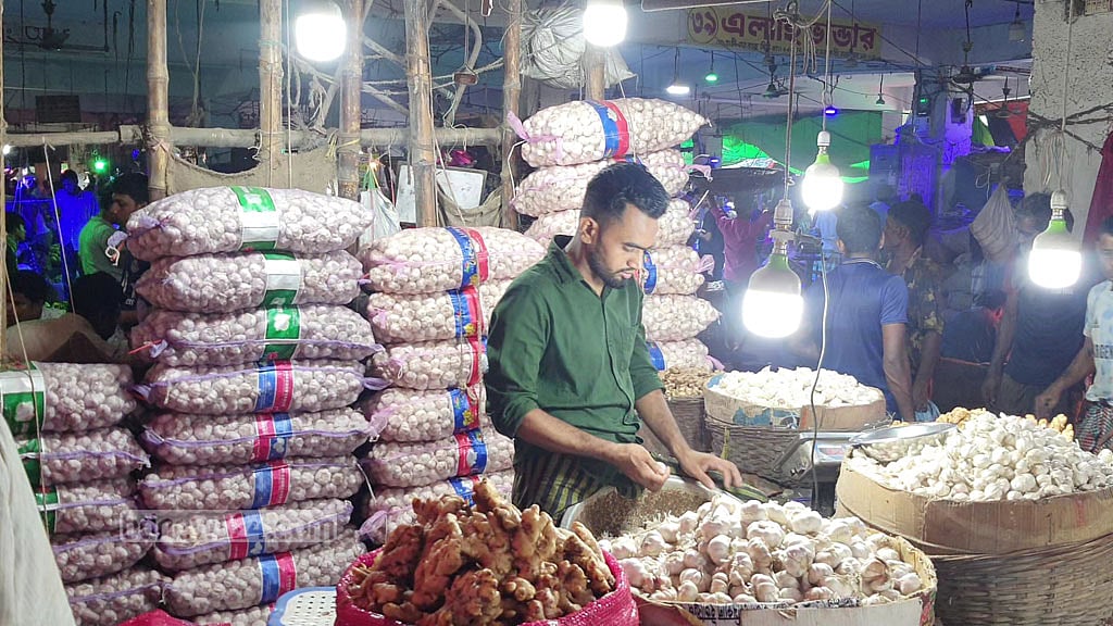 দর বেঁধে আর অভিযানেও ‘টলেনি দাম’, পেঁয়াজের ‘সেঞ্চুরি’