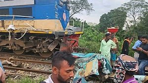 কনটেইনার ট্রেনের চালক সিগন্যাল ‘অমান্য করায়’ দুর্ঘটনা