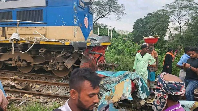 কনটেইনার ট্রেনের চালক সিগন্যাল ‘অমান্য করায়’ দুর্ঘটনা