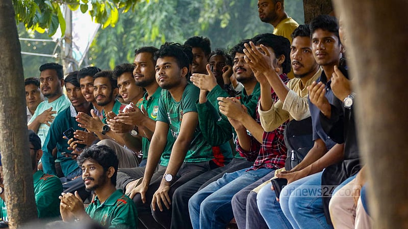 ঢাকা বিশ্ববিদ্যালয়ের টিএসসি প্রাঙ্গণে শনিবার দুপুরে একসঙ্গে বসে খেলা দেখেছেন শিক্ষার্থীরা।