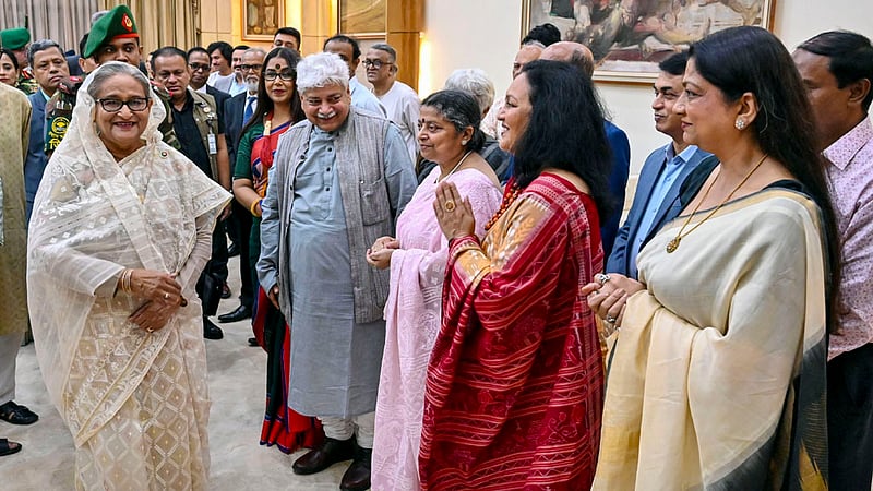 ‘মুজিব: একটি জাতির রূপকার’ চলচ্চিত্রের শিল্পী ও কলাকুশলীদের জন্য শুক্রবার গণভবনে আয়োজিত নৈশভোজে অতিথিদের সঙ্গে কুশল বিনিময় করেন প্রধানমন্ত্রী শেখ হাসিনা।