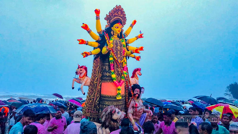 ঘুর্ণিঝড় হামুনের প্রভাবে মঙ্গলবার বৈরী আবহাওয়া দেখা দেয় পর্যটন শহর কক্সবাজারে। তার মধ্যেই বিকালে লাবণী পয়েন্টে দেবী দুর্গার বিসর্জনে দেখা যায় সনাতন ধর্মাবলম্বী ও পর্যটকদের।&amp;nbsp;ছবি: শঙ্কর বড়ুয়া