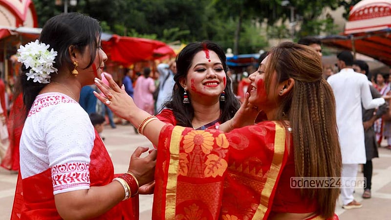 দুর্গা প্রতিমা বিসর্জনের আগে মঙ্গলবার ঢাকেশ্বরী মন্দিরে সিঁদুর খেলা।