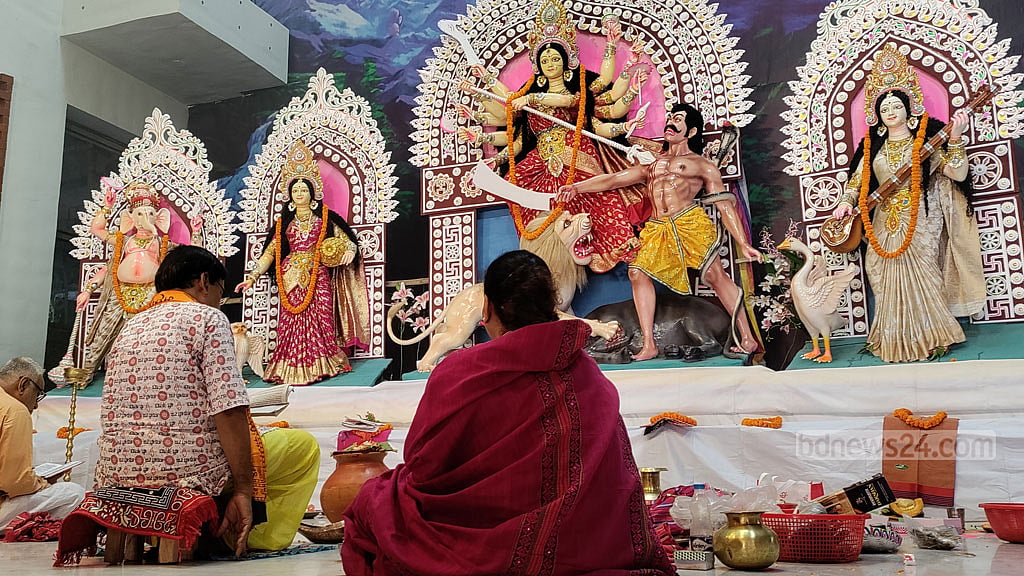 মহাসপ্তমীতে অশুভ শক্তির বিনাশে দেবীর কাছে প্রার্থনা