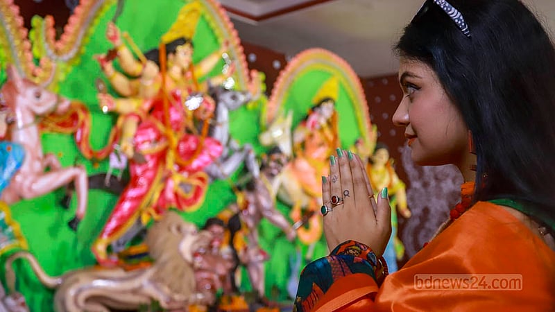 মহাসপ্তমীতে শনিবার ঢাকার রমনা কালী মন্দিরে প্রার্থণারত এ নারী।&amp;nbsp;ছবি: তাওহীদুজ্জামান তপু