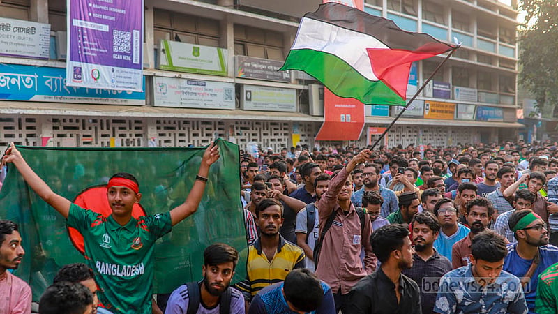 বাংলাদেশ বনাম ভারতের খেলা দেখতে টিএসসি প্রাঙ্গণে এক কলেজ শিক্ষার্থী সংকটে থাকা ফিলিস্তিনের পতাকা ওড়ান।&amp;nbsp;ছবি: তাওহীদুজ্জামান তপু