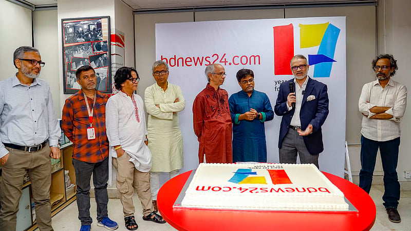 প্রতিষ্ঠার ১৭ বছর পেরিয়ে এল দেশের প্রথম ইন্টারনেট সংবাদপত্র বিডিনিউজ টোয়েন্টিফোর ডটকম। সোমবার সন্ধ্যায় প্রতিষ্ঠাবার্ষিকীর ঘরোয়া আয়োজনে প্রধান সম্পাদক তৌফিক ইমরোজ খালিদী স্মরণ করলেন গৌরবময় এই পথচলার স্মৃতি। &amp;nbsp;