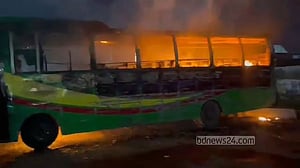 সাভারে মহাসড়কের পাশে দাঁড়িয়ে থাকা বাসে অগ্নিসংযোগ