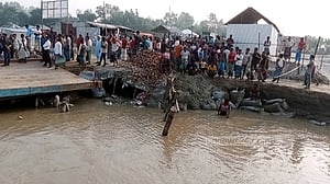চালুর ২৪ দিনের মাথায় ঘাট ভেঙে চিলমারী-রৌমারী পথে ফেরি বন্ধ