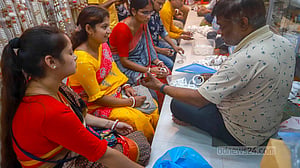 শাঁখারিবাজারে পূজার কেনাকাটা