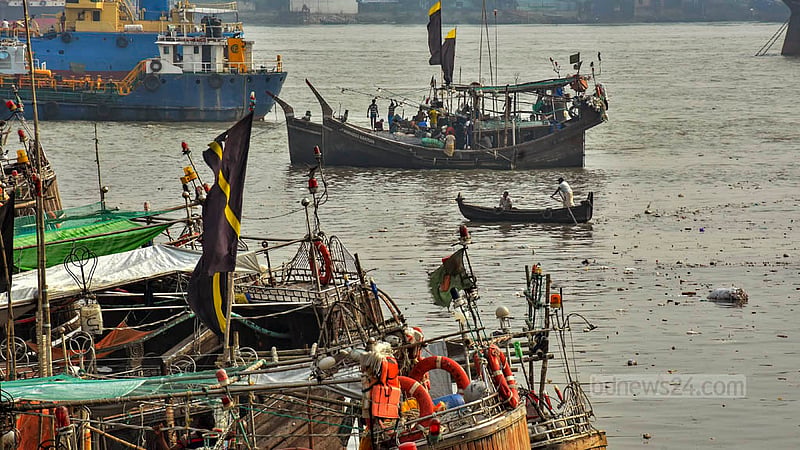 সাগরে ২২ দিন মাছ ধরা বন্ধের নির্দেশনা আসার পর চট্টগ্রামের ফিসারিঘাটে ফিরছে মাছ ধরার সব ট্রলার।&amp;nbsp;ছবি: সুমন বাবু