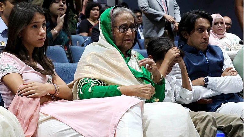 বঙ্গবন্ধু শেখ মুজিবুর রহমানের জীবনী নির্ভর ‘মুজিব: একটি জাতির রূপকার’ সিনেমা দেখছেন বঙ্গবন্ধু কন্যা প্রধানমন্ত্রী শেখ হাসিনা।&amp;nbsp;ছবি: সাইফুল ইসলাম কল্লোল
