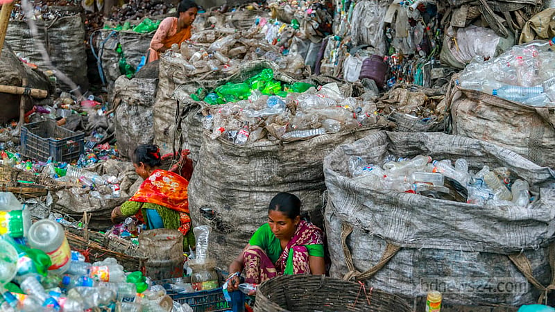 হাজারীবাগের প্লাস্টিক পুনঃপ্রক্রিয়াকরণের এই কারখানায় ২০ থেকে ২৫ জন নারী কাজ করেন।&amp;nbsp;ছবি: তাওহীদুজ্জামান তপু