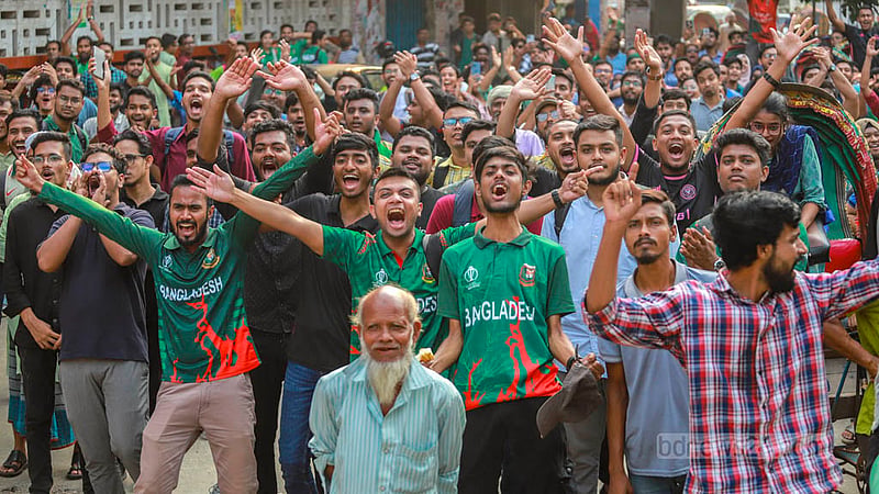 ইংল্যান্ডের সঙ্গে লিটন দাসের উড়ন্ত শুরুতে উদযাপনে মেতে ওঠেন সমর্থকরা।&amp;nbsp;ছবি: তাওহীদুজ্জামান তপু