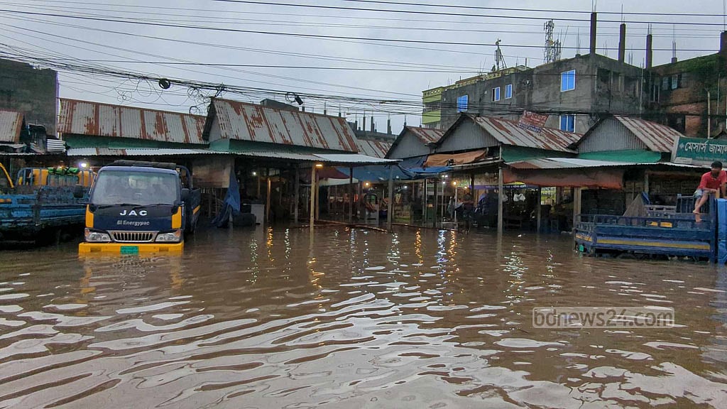 টানা বৃষ্টিতে ডুবেছে সাভার-আশুলিয়া শিল্পাঞ্চল