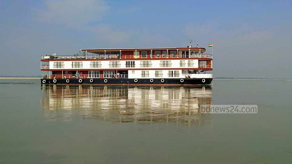 ভারত থেকে আসা প্রমোদতরী চিলমারী বন্দরে
