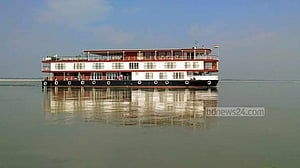 ভারত থেকে আসা প্রমোদতরী চিলমারী বন্দরে