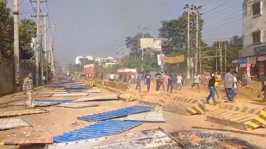 আশুলিয়ায় দফায় দফায় শ্রমিক-পুলিশ সংঘর্ষ, ছুটি অর্ধশতাধিক কারখানায়