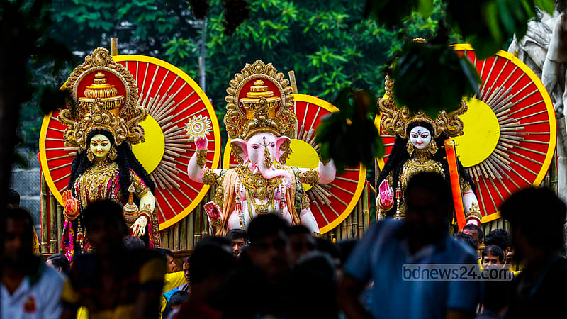 বিসর্জনের মধ্য দিয়ে মঙ্গলবার শেষ হল সনাতন ধর্মালম্বীদের সবচেয়ে বড় উৎসব শারদীয় দুর্গোৎসবের। ঢাকা বিশ্ববিদ্যালয়ের টিএসসি থেকে ঢাক বাজিয়ে বিসর্জনের জন্য নিয়ে যাওয়া হচ্ছে ‘দুর্গতিনাশিনী’ দেবীকে।&amp;nbsp;ছবি: মাহমুদ জামান অভি