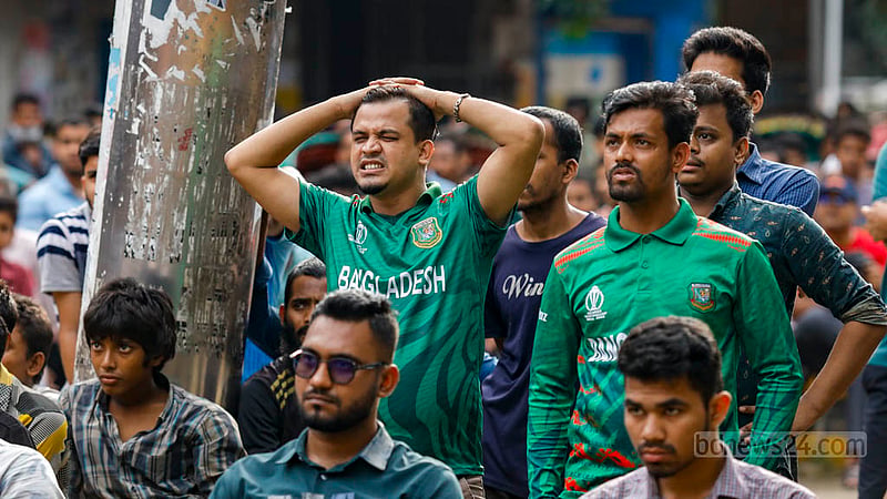 বিশ্বকাপে দক্ষিণ আফ্রিকার বিপক্ষে ম্যাচে প্রথমে বোলিং থাকা বাংলাদেশের উইকেটের অপেক্ষায় ক্রিকেটপ্রেমীরা।&amp;nbsp;ছবি: মাহমুদ জামান অভি