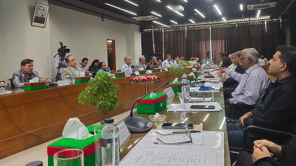 কাউকে নির্বাচনে আনা ইসির দায়িত্ব নয়: সিইসি