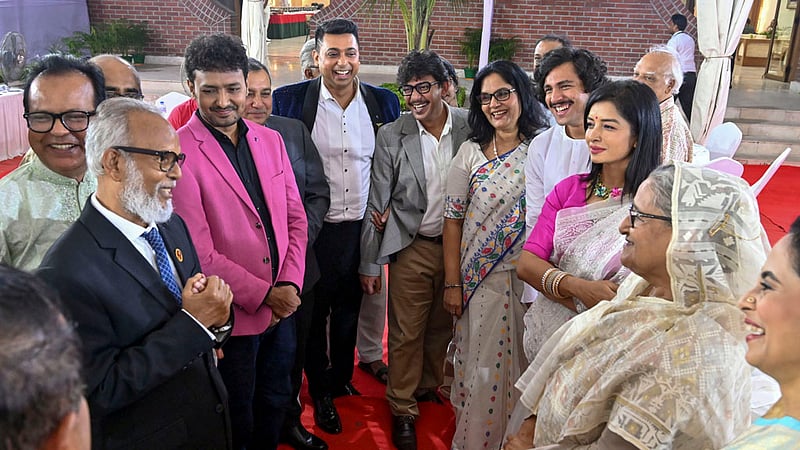 গণভবনে শুক্রবার রাতে ‘মুজিব: একটি জাতির রূপকার’ চলচ্চিত্রের শিল্পী ও কলাকুশলীদের সঙ্গে আলাপচারিতায় প্রধানমন্ত্রী শেখ হাসিনা।