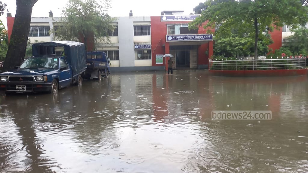 বৃষ্টি কমে আবার বাড়ার আভাস