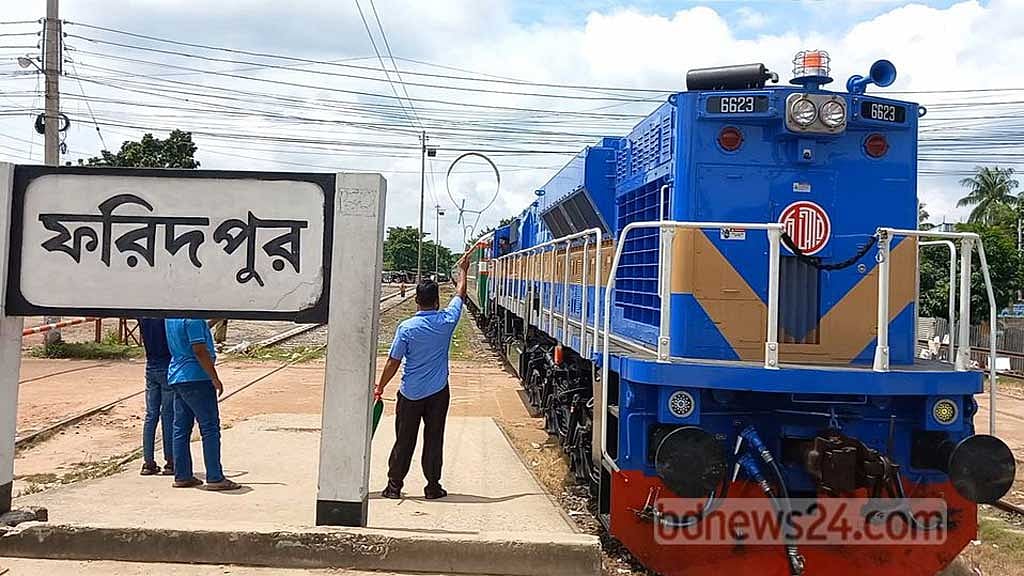 পদ্মা সেতু হয়ে ভাঙ্গা থেকে ঢাকার পথে ট্রায়াল ট্রেন