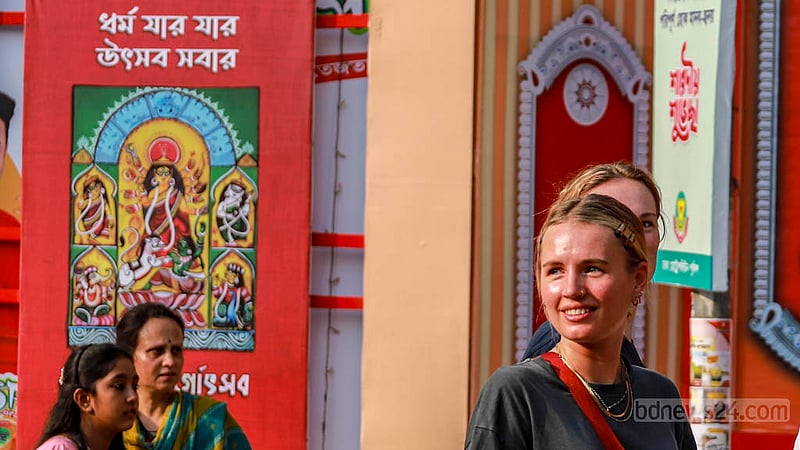 ঢাকার ঢাকেশ্বরী মন্দিরে শনিবার বিকালে দুর্গোৎসব দেখতে আসে বিদেশি এ তরুণী।&amp;nbsp;ছবি: তাওহীদুজ্জামান তপু