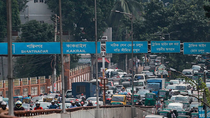 ঢাকার মগবাজার এলাকায় বৃহস্পতিবার দুপুরে ফ্লাইওভারের ওঠানামার মুখগুলোতে যানবাহনের জটলা লেগে ছিল অনেকটা সময়জুড়ে।&amp;nbsp;ছবি: তাওহীদুজ্জামান তপু