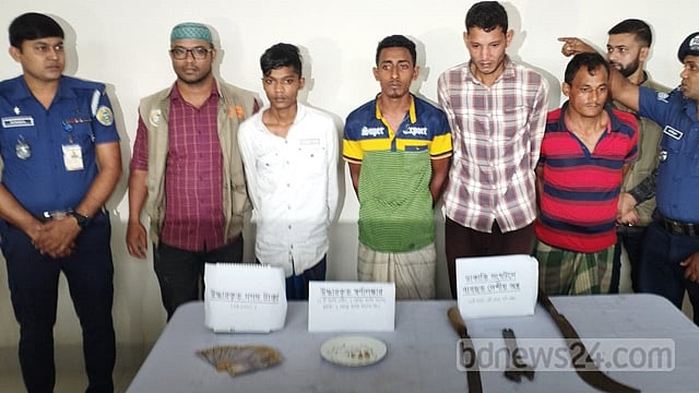 বরিশালে লুট হওয়া মালামালসহ ৪ ‘ডাকাত’ গ্রেপ্তার