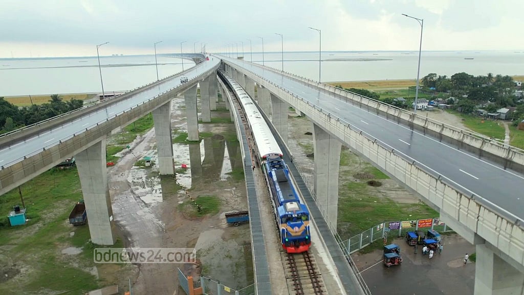পদ্মার বুকে এবার রেলপথে যাত্রা